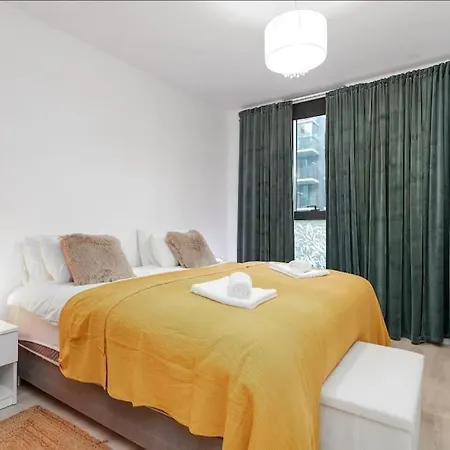 Premium Queen Downtown Apartment